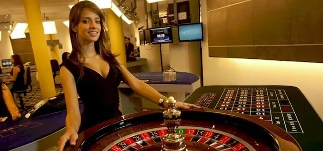 Live dealer ved rulettbordet